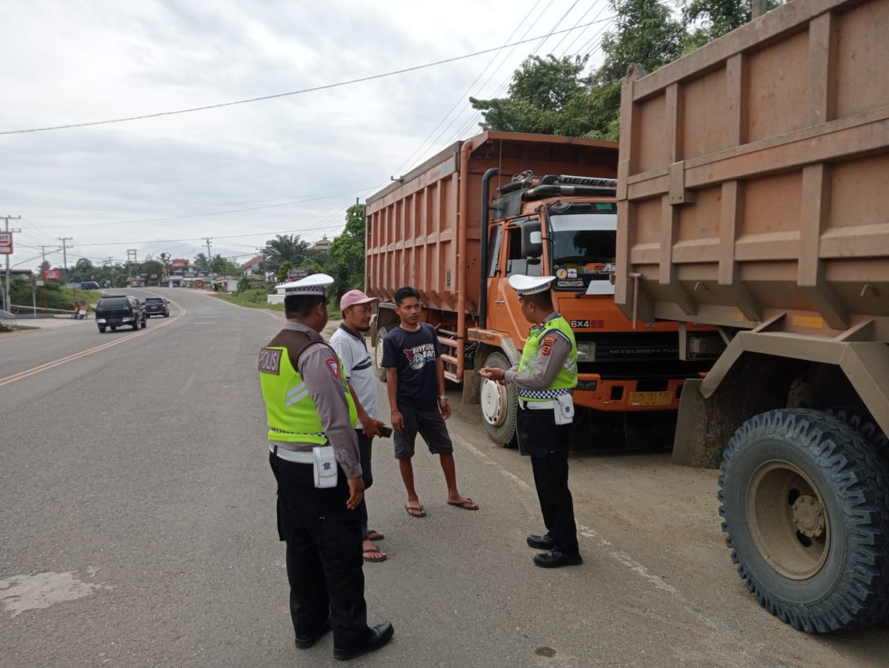 Polres Merangin Berikan Himbauan Dan Teguran Untuk Pengendara Kendaraan