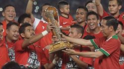 Pemain persija bambang pamungkas terima trofi piala presiden dari jokowi