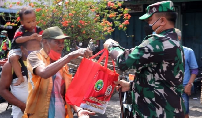 Keceriaan dan Kegembiraan Warga Tanjungpinang Saat Terima Bantuan Paket Sembako Dari Dandim 0315/Bintan