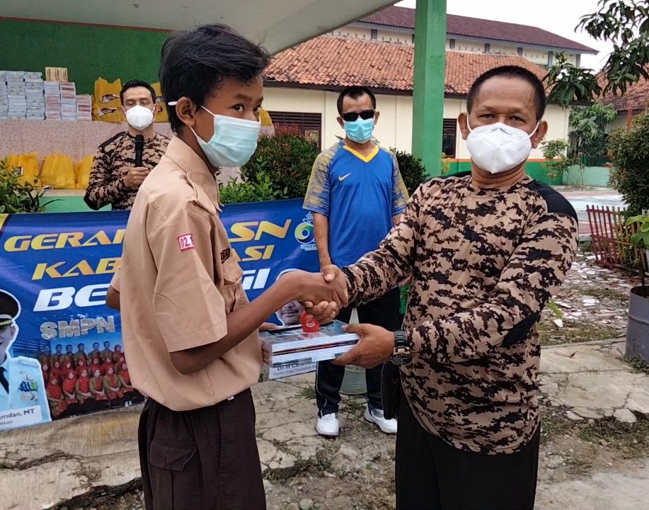 WUJUD KEPEDULIAN SESAMA ,ASN SMPN 5 TAMBUN SELATAN BAGIKAN 55 PAKET SEMBAKO KEPADA WARGA