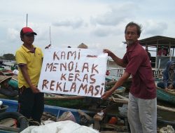 Ratusan Nelayan Berunjuk Rasa Tolak Reklamasi Pantai Oleh Marunda Center