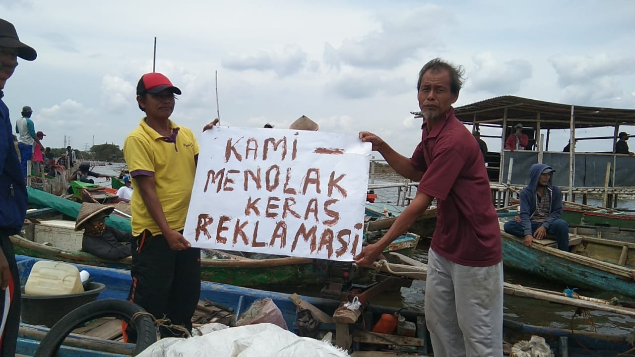 Ratusan Nelayan Berunjuk Rasa Tolak Reklamasi Pantai Oleh Marunda Center