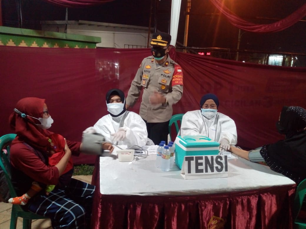 Polsek Babelan Giat Vaksinasi Malam Hari 