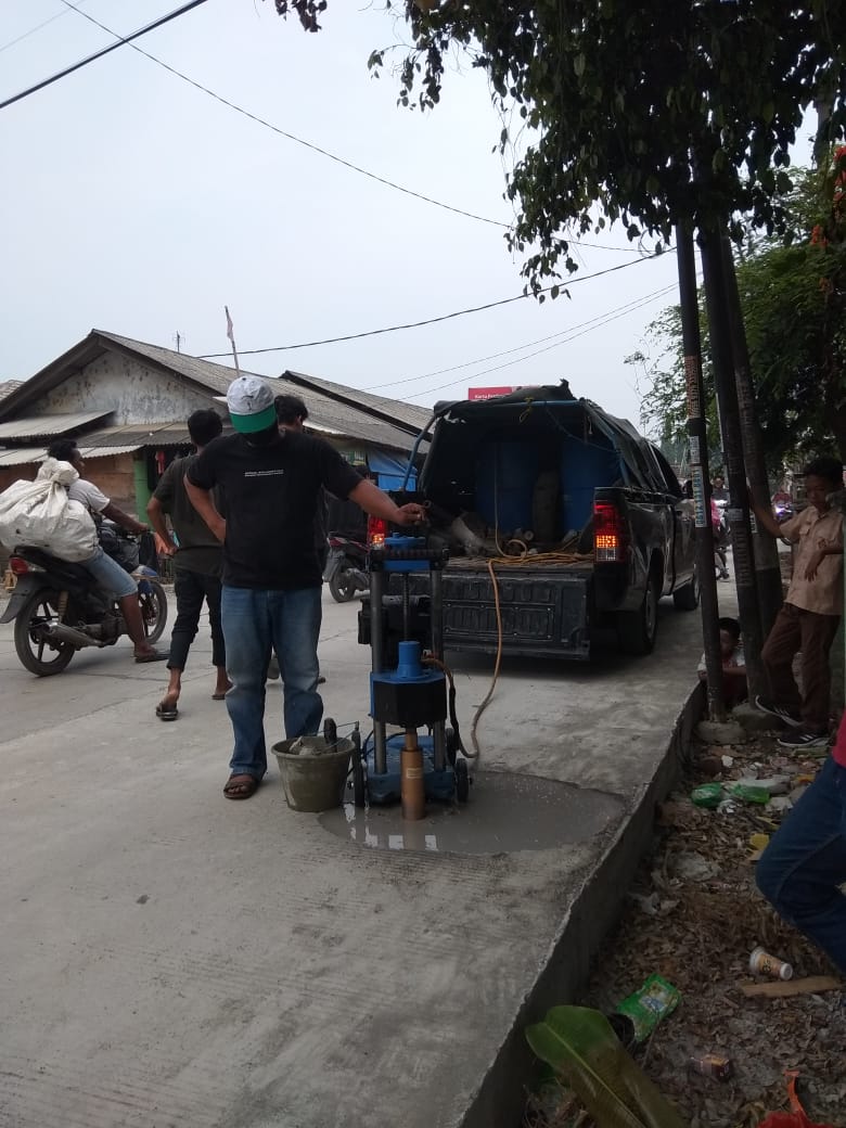 PEKERJAAN PROYEK PENGECORAN JALAN PAKET 10 WARUNGSATU- TAMBELANG TIDAK SESUAI SPEK