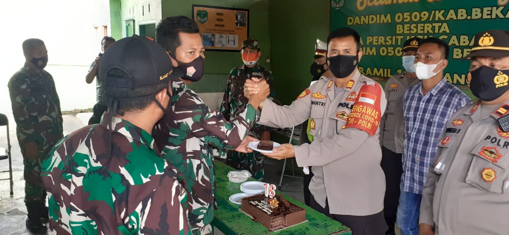 Kue Ulang Tahun Mewah Di Berikan Polsek Serang Baru Pada Koramil Di hari Jadi TNI 76 Tahun 