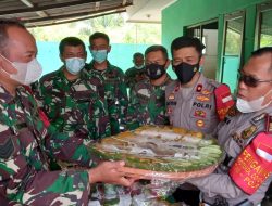 Rayakan Hari Jadi TNI 76 Kapolsek Cikarang Selatan Suapi peltu Slamet 