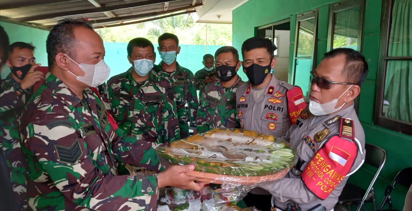 Rayakan Hari Jadi TNI 76 Kapolsek Cikarang Selatan Suapi peltu Slamet 