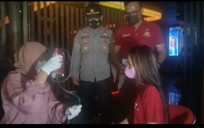 Pekerja Malam kawasan Menteng Lipo Cikarang Di Vaksin Petugas 