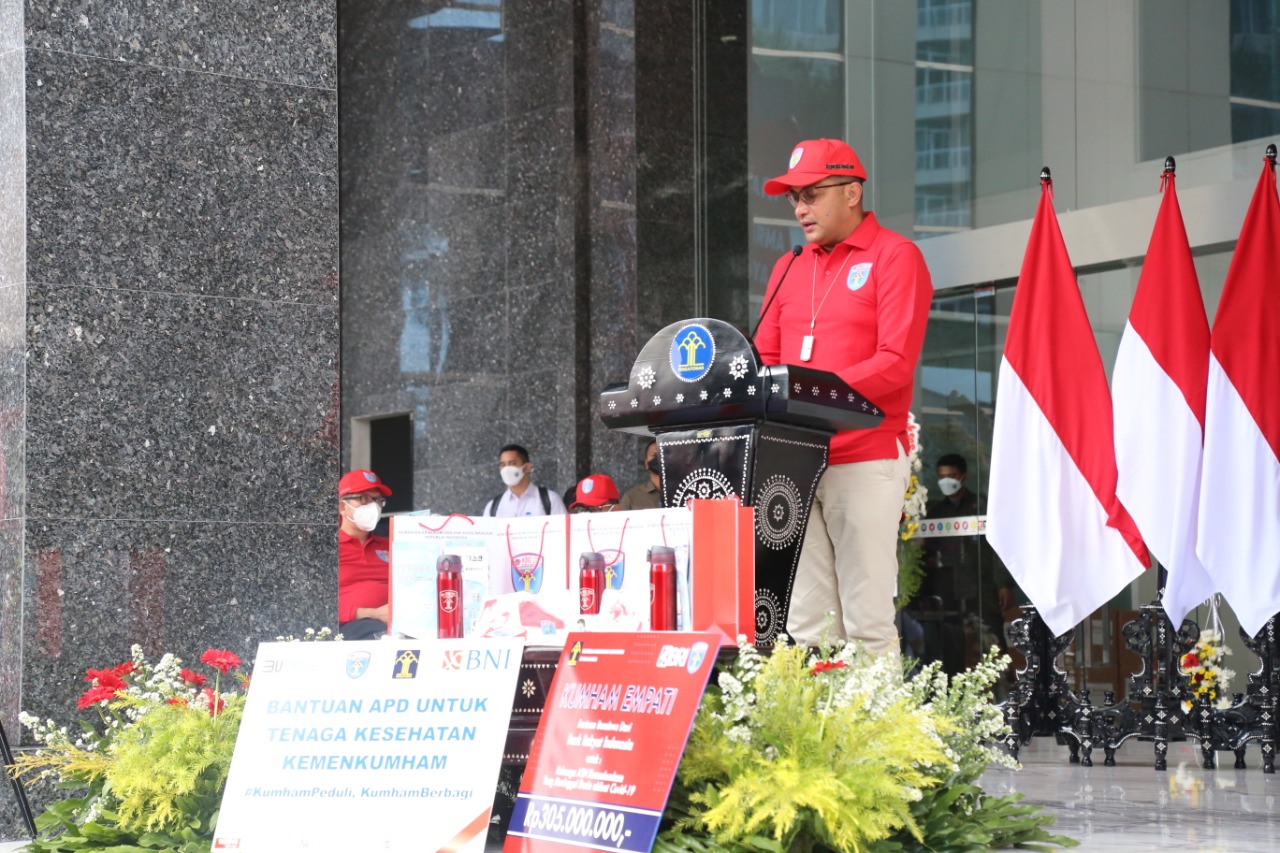 1000 Bingkisan Diserahkan untuk Pasien Wisma Atlet dalam Giat Kumham Peduli, Kumham Berbagi dan Empati Kumham 