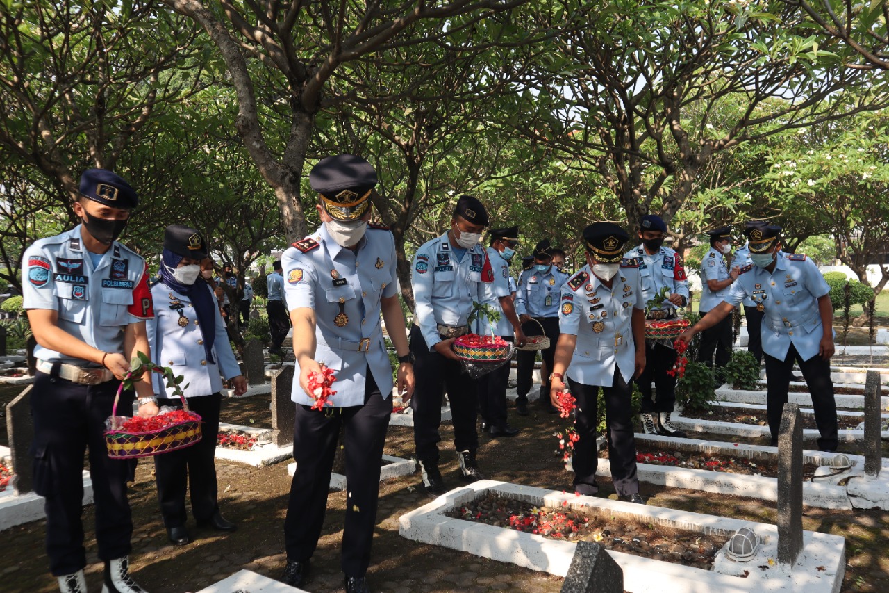 Lapas Cikarang Ikuti Upacara Tabur Bunga Dalam Rangka Peringatan Hari Dharma Karyadhika 