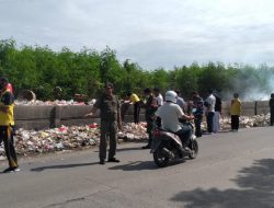 Rutin Giat Jumat Bersih Di Segara Makmur, Kades Himbau Warga Dan Pengguna Jalan Tidak Buang Sampah Sembarangan