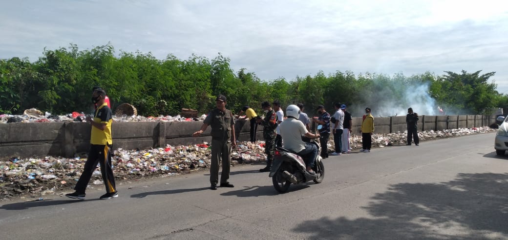 Rutin Giat Jumat Bersih Di Segara Makmur, Kades Himbau Warga Dan Pengguna Jalan Tidak Buang Sampah Sembarangan