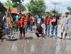 Empat Tahun Jalan Rusak Tidak Ada Perbaikan,Warga Bekasi Tanam Pohon Pisang Di Jalan