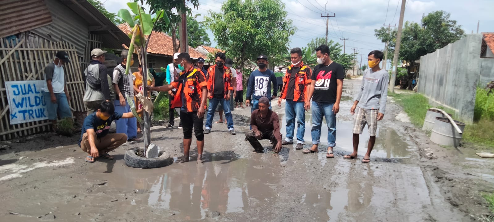 Empat Tahun Jalan Rusak Tidak Ada Perbaikan,Warga Bekasi Tanam Pohon Pisang Di Jalan