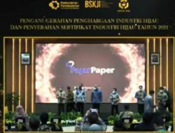 Fajar Surya Dapat Piala Industri Hijau