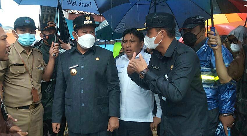 Diguyur Hujan Deras Plt. Bupati Bekasi, Ketua DPRD dan Forkopimda Kabupaten Bekasi, Turun ke Cabangbungin, Tinjau Tanggul Kritis