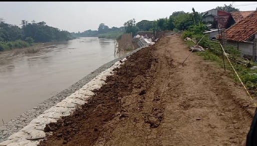 Kurang Maksimal Pengerjaan Tanggul Citarum Cabangbungin, Baru Satu Bulan retak, Warga Resah