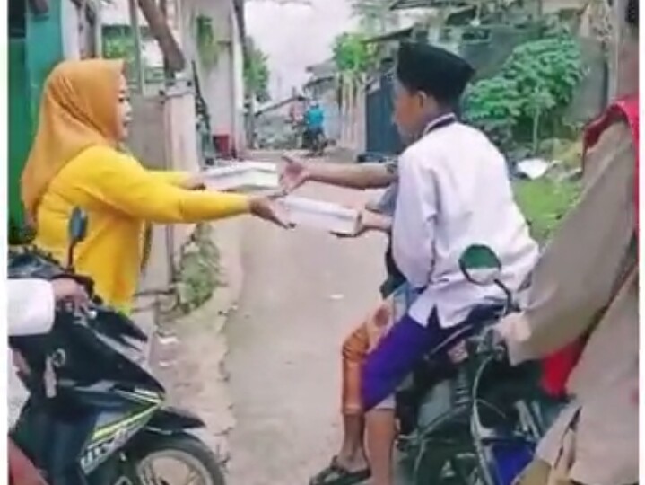 Jum’at Berkah, H Zainul Miftah Bersama Srikandi Golkar Kota Bekasi Berbagi Makanan Siap Saji