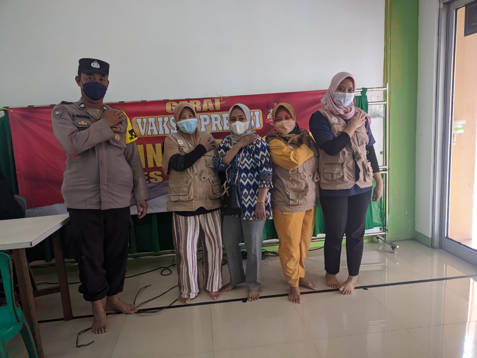 Cegah penyebaran Covid 19, Polsek Cikarang Timur Melaksanakan Vaksinasi Merdeka Booster