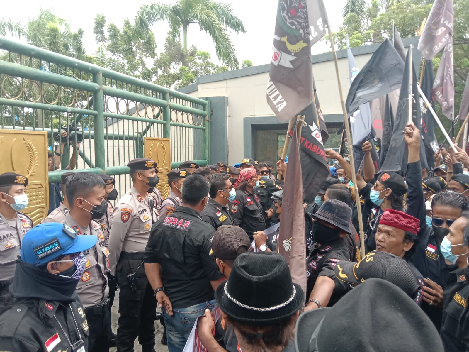 Tanggul Sungai Citarum Nyaris Jebol,Ribuan Massa Gibas Demo Kepung Kantor Bupati Bekasi