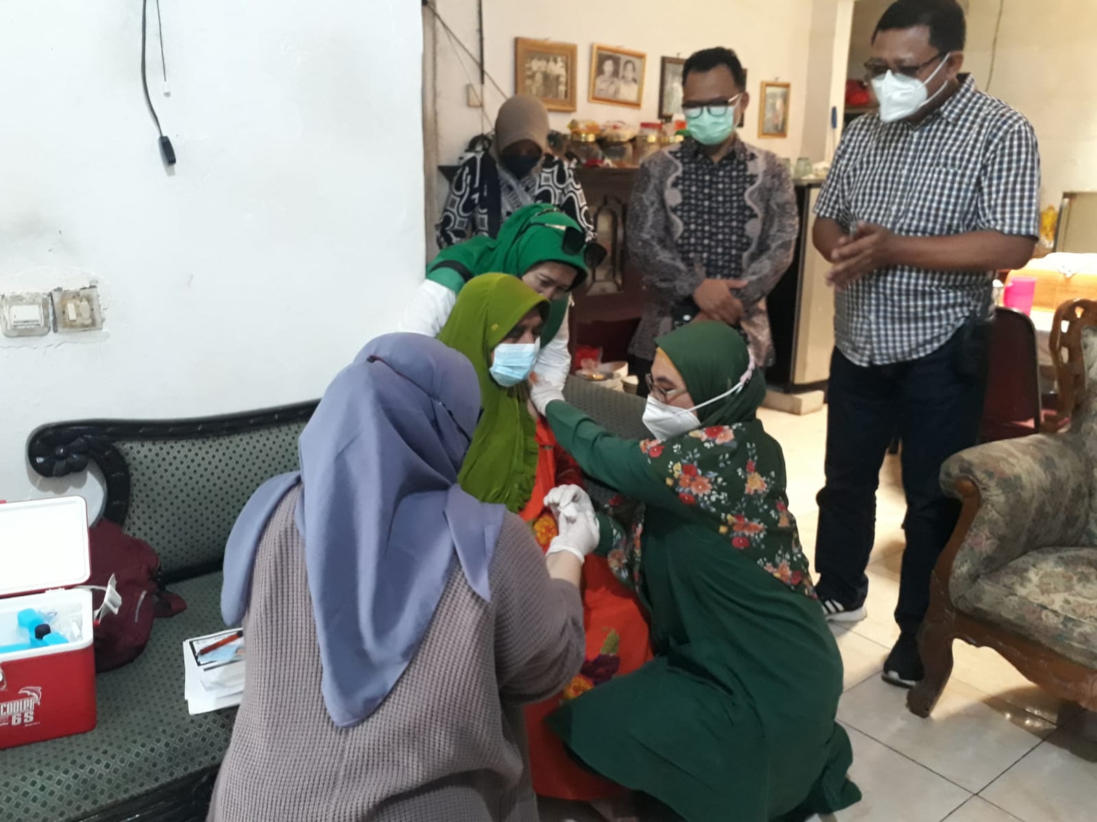 Gandeng Muspika Sat Reskrim Polres Metro Bekasi Door To Door Vaksinasi Lansia