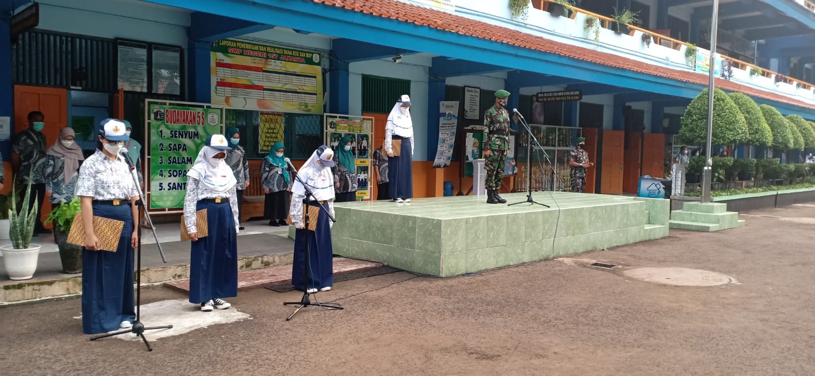 Pasi Ops Kodim 0505/JT Irup Upacara Bendera di SMPN 157 Lubang Buaya