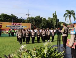 Kapolresta Cirebon Beri Penghargaan kepada Anggota Berprestasi