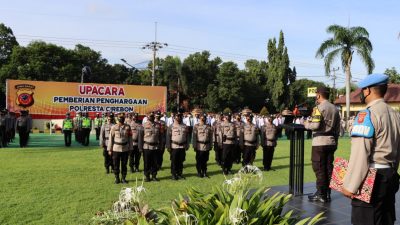 Kapolresta Cirebon Beri Penghargaan kepada Anggota Berprestasi