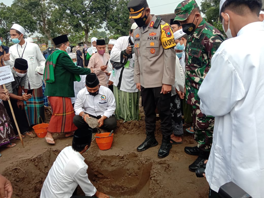 PELETAKAN BATU PERTAMA GEDUNG PONDOK PESANTREN PUTRI MIFTAHUL HUDA DESA DOHO KEC. DOLOPO KAB. MADIUN.