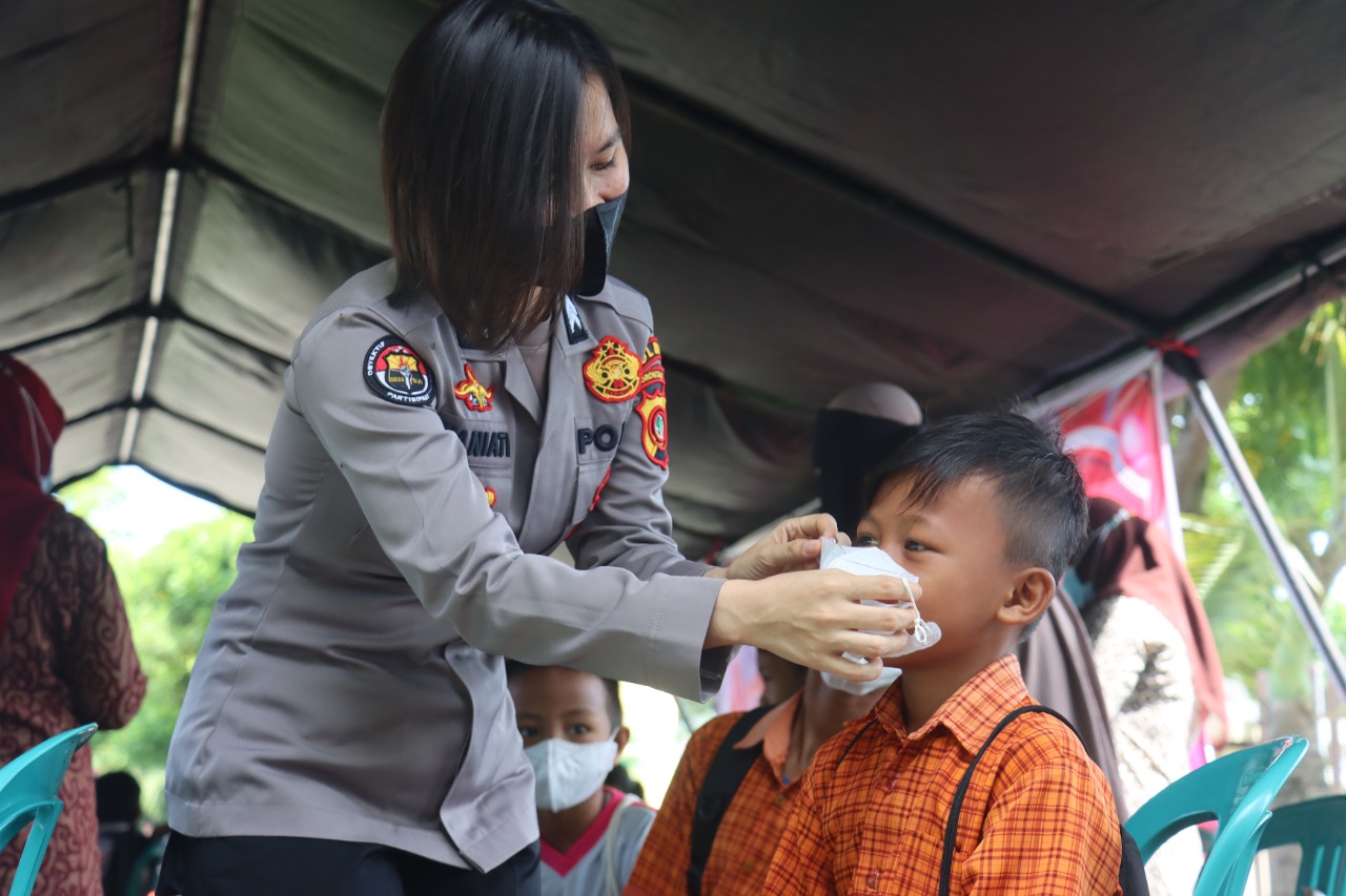 Polwan Gorontalo Sapa Anak, Hilangkan Stigma Polisi Menakutkan