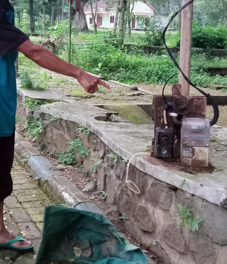 Awas bahaya!!instalasi listrik banyak di biarkan terbengkalai di monumen kresek