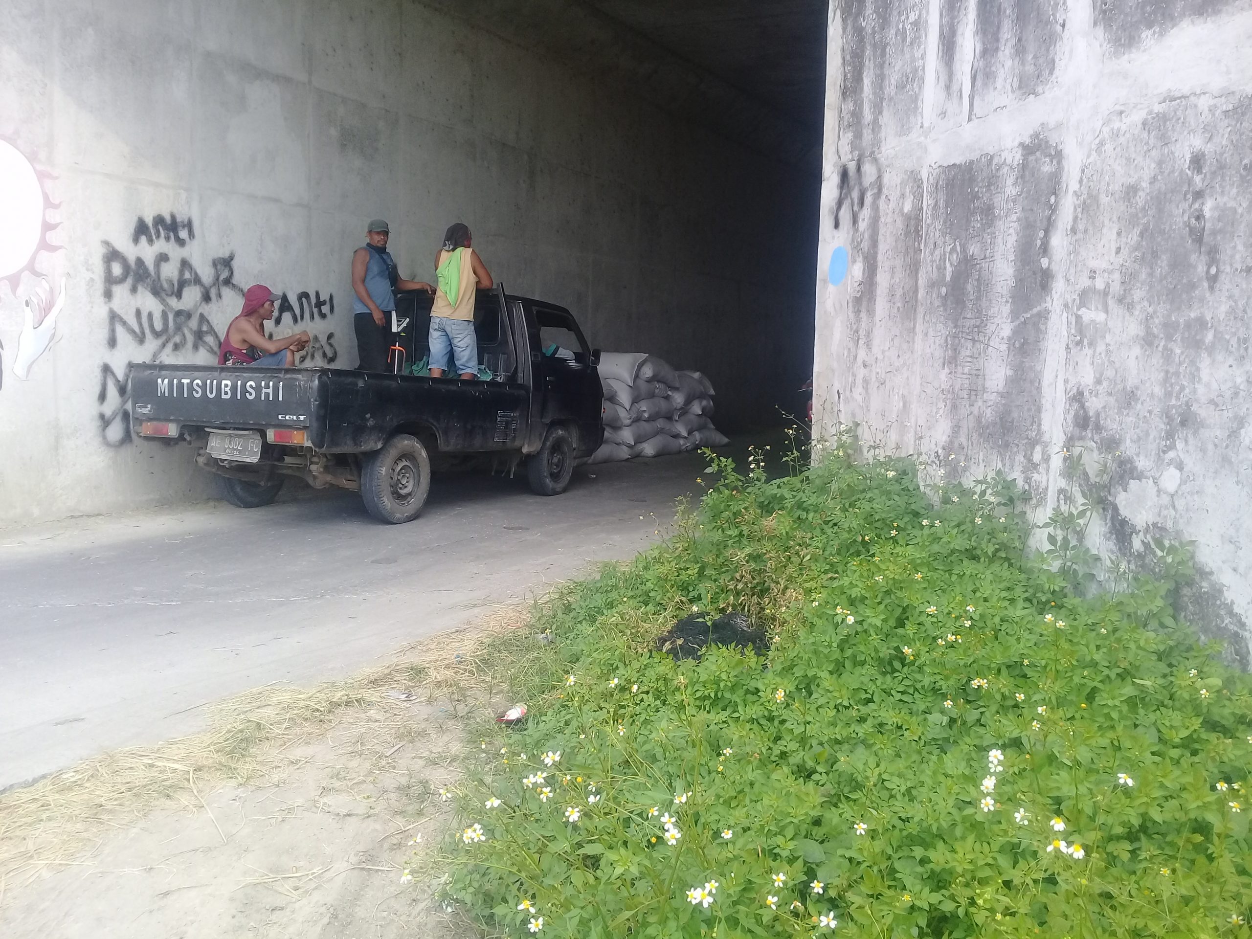 Jalan trowongan tol babadan-kuwu di gunakan bongkar muat gabah petani