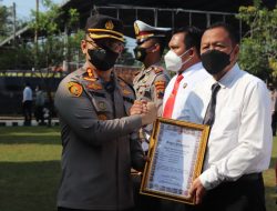 Kapolda Jateng Berikan 50 Penghargaan Pada Personil Polri Dan Masyarakat Sipil