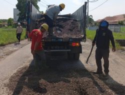 PT. Klantan Sakti Melakukan Perbaikan Jalan Sepucuk