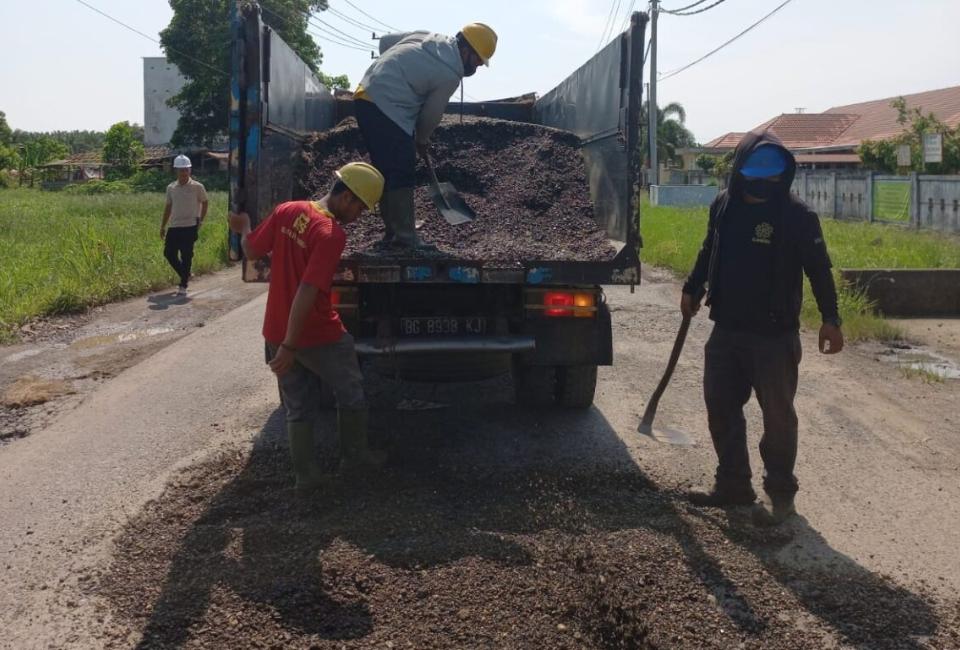 PT. Klantan Sakti Melakukan Perbaikan Jalan Sepucuk