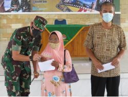 Warga Kabupaten OKI Menerima Bantuan Dari Program BTPKLWN Melalui Kodim 0402/OKI