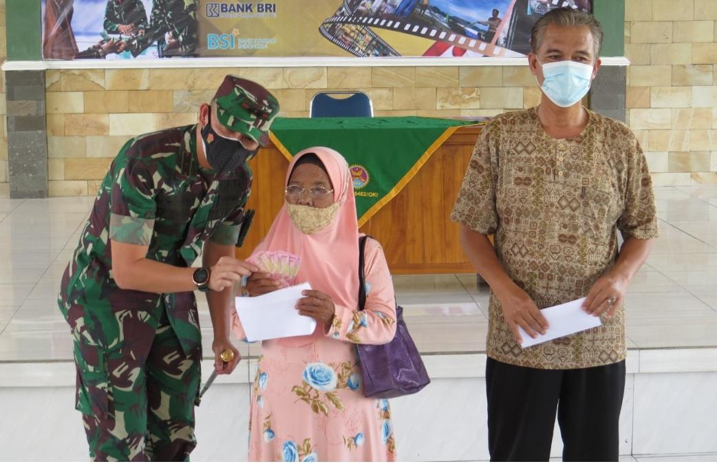 Warga Kabupaten OKI Menerima Bantuan Dari Program BTPKLWN Melalui Kodim 0402/OKI