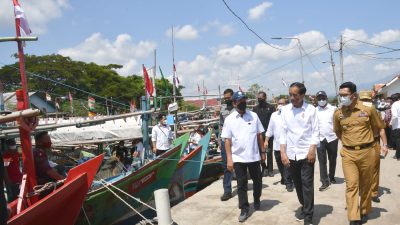 Nelayan Cirebon “Curhat” Kelangkaan Solar Kepada Jokowi dan Ridwan Kamil