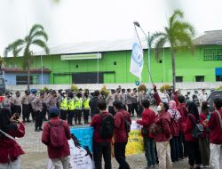 Dibawah Gerimis, Kapolres Brebes Pimpin Pengamanan Audensi Mahasiswa Di Depan Kantor DPRD Brebes