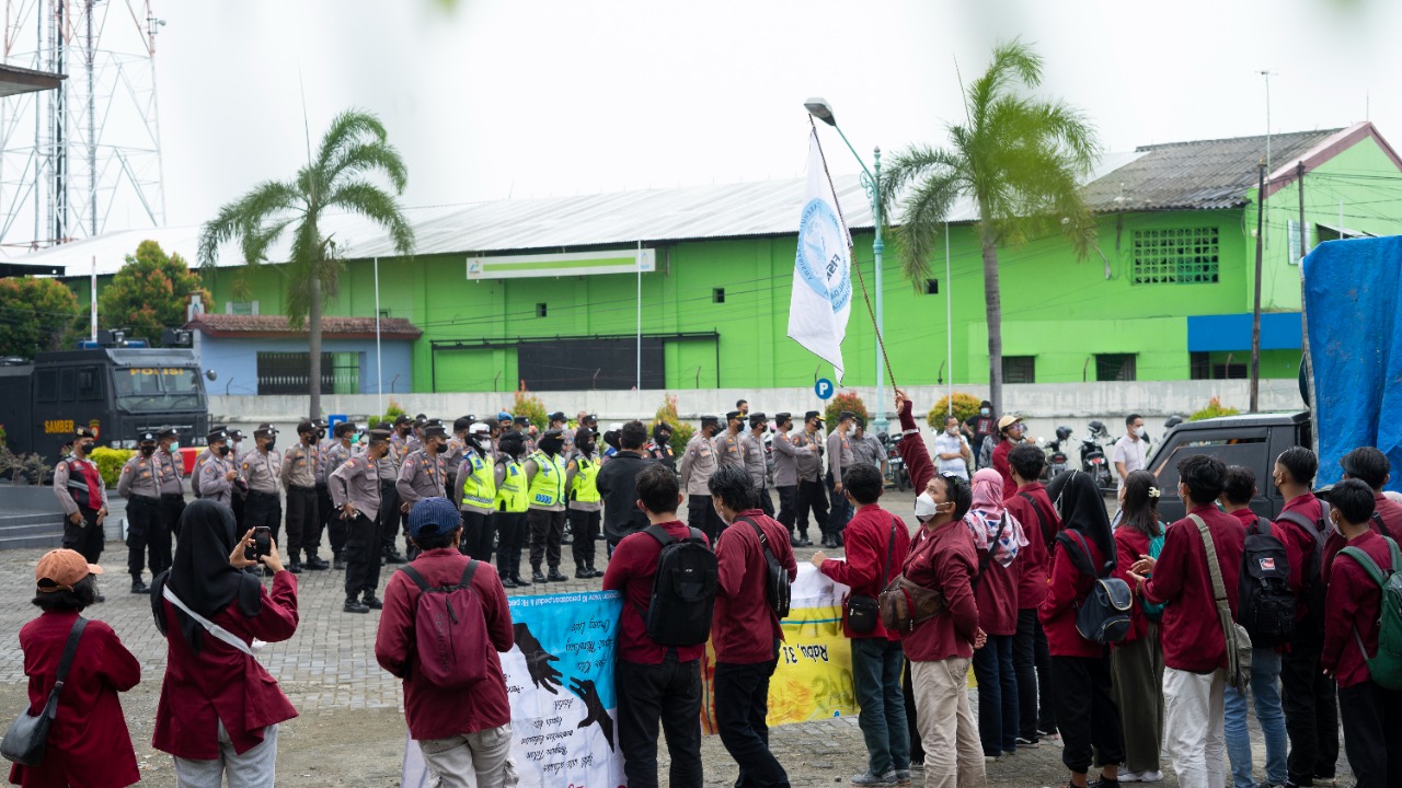 Dibawah Gerimis, Kapolres Brebes Pimpin Pengamanan Audensi Mahasiswa Di Depan Kantor DPRD Brebes