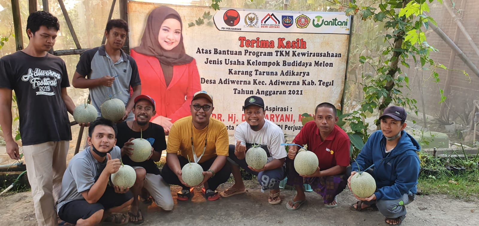 Petani Muda Desa Adiwerna Binaan Dewi Aryani Sukses Panen Melon Jepang