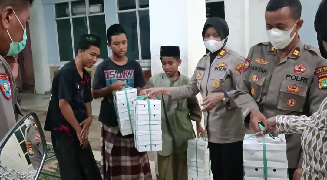 Kapolsek Bekasi Kota Adakan Empathy Building Kepada Anak Yatim Dan Warga Masyarakat Di Bulan Ramadhan