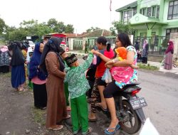 Giat Ramadhan Dan Menyambut Hari Kartini, Sekolah TK Pertiwi 26-71 Pagerbarang Bagi 250 Tajil Untuk Warga Pengguna Jalan Di Pagerbarang