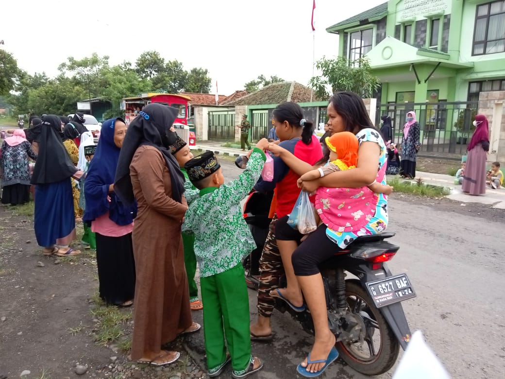 Giat Ramadhan Dan Menyambut Hari Kartini, Sekolah TK Pertiwi 26-71 Pagerbarang Bagi 250 Tajil Untuk Warga Pengguna Jalan Di Pagerbarang