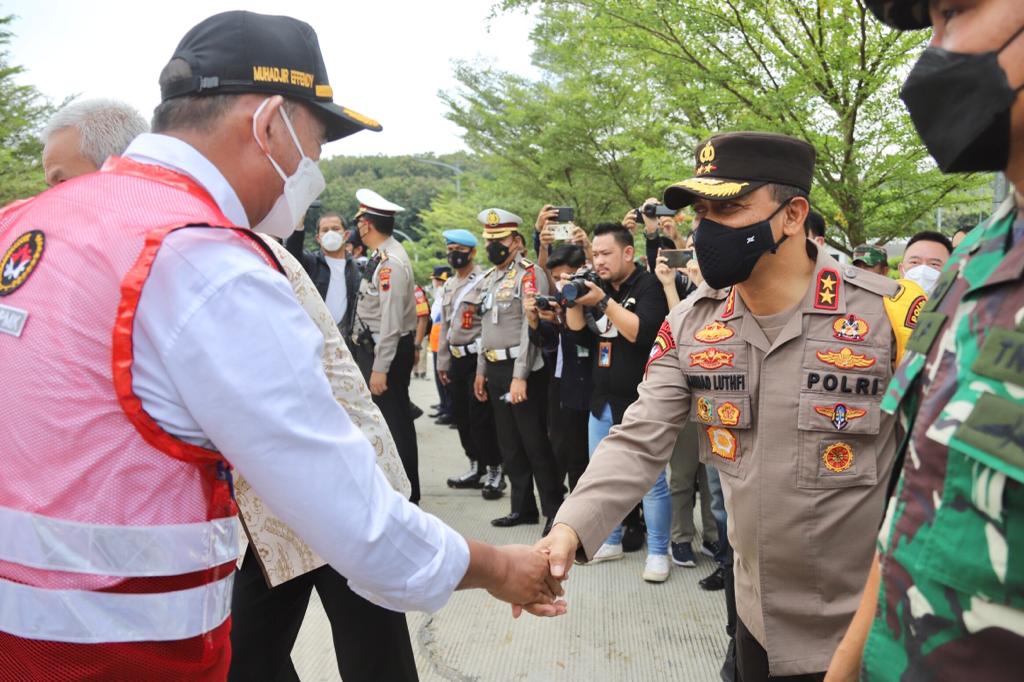 Kakorlantas Polri Dampingi Menhub Dan Menko PMK Tinjau Pengamanan Mudik Di GT Kalikangkung