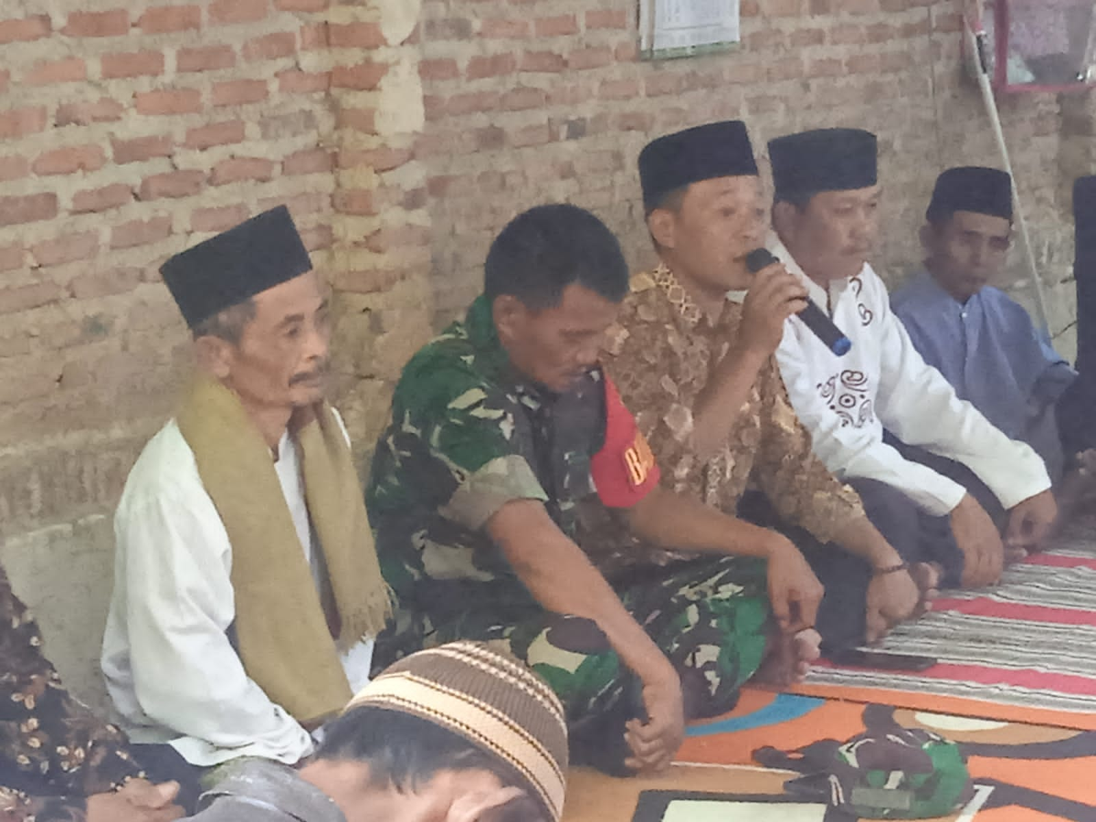 KEPALA DESA KARANG RAJA AHMADI BERIKAN SANTUNAN KEPADA ANAK YATIM PIATU