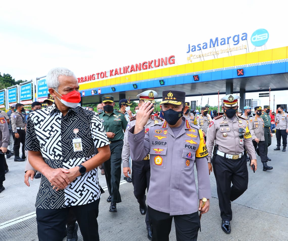 Tinjau GT Kalikangkung, Kapolri Imbau Pemudik Tak Paksakan Berkendara Dalam Keadaan Kondisi Lelah Demi Keselamatan