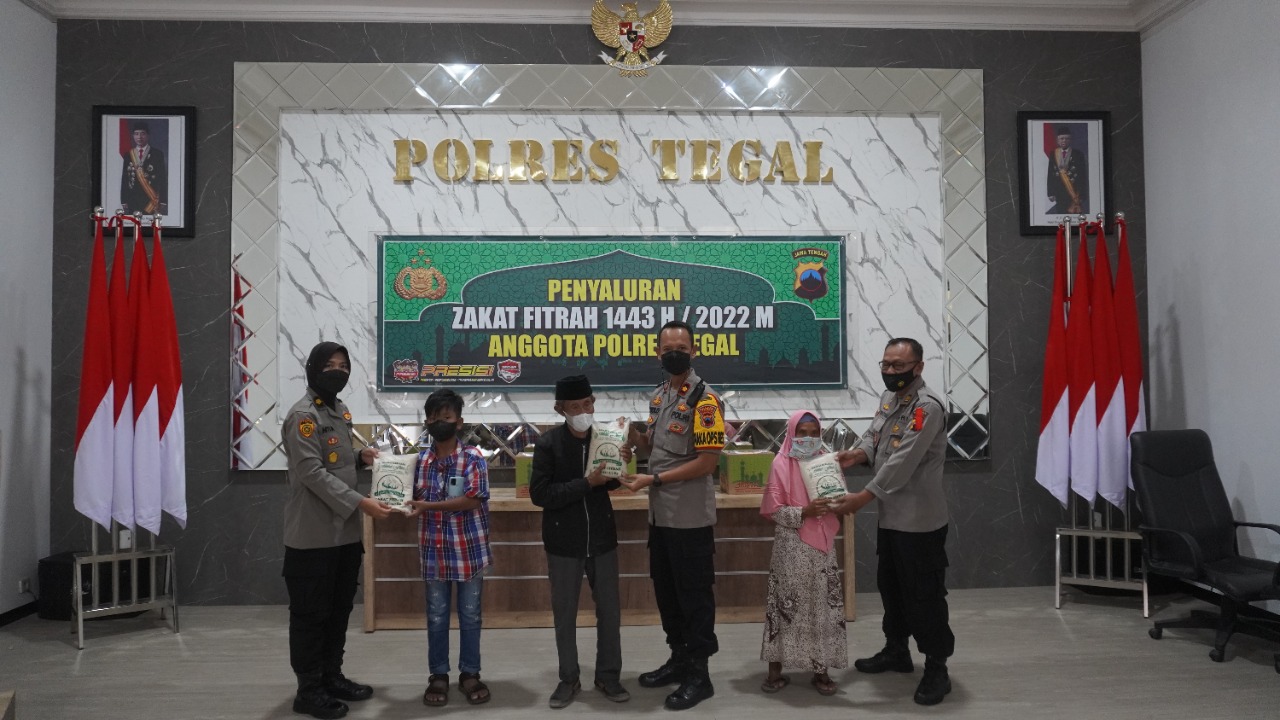 Polres Tegal Menyalurkan Zakat Fitrah Kepada Mustahiq, Yayasan, Ponpes, Jompo, Yatim Piatu, Janda Di Wilayah Kab Tegal