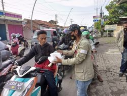 Turun Ke Jalan, Ikatan Wartawan Online (IWO) Tegal Bagikan 500 Nasi Box Pada Pengguna Jalan Dan Tukang Becak Di Tegal