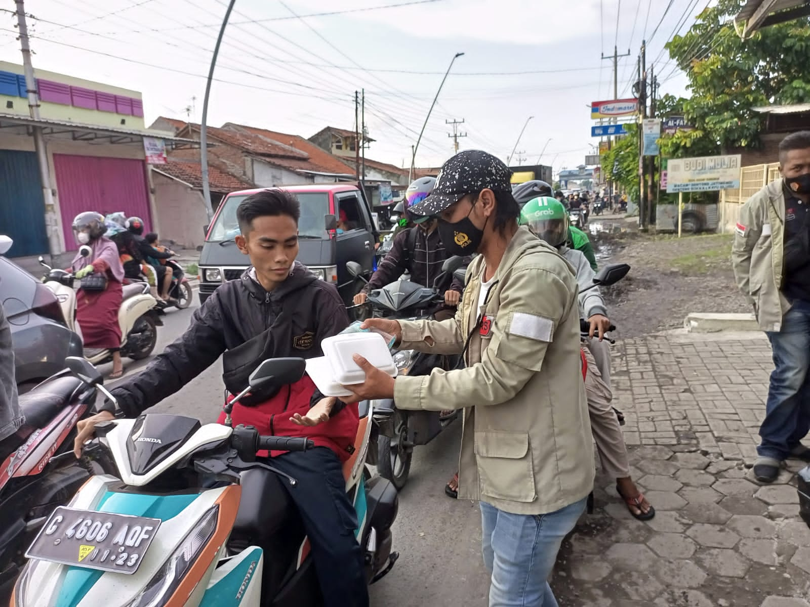 Turun Ke Jalan, Ikatan Wartawan Online (IWO) Tegal Bagikan 500 Nasi Box Pada Pengguna Jalan Dan Tukang Becak Di Tegal